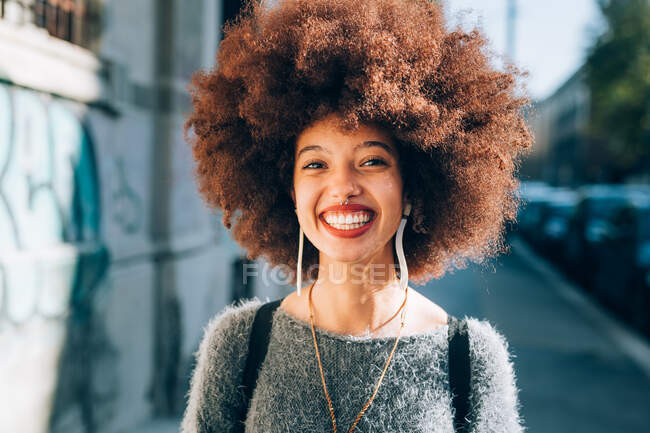 Young woman outdoors, smiling — Stock Photo