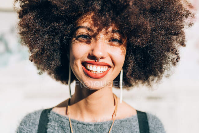 Портрет молодой женщины, улыбающейся — стоковое фото