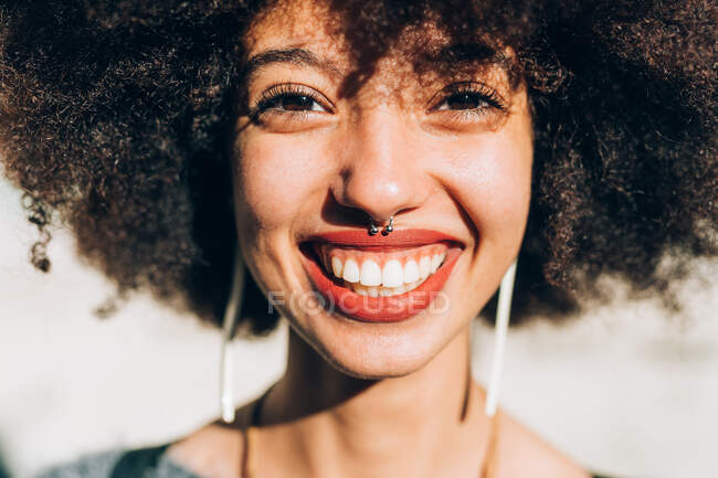 Nahaufnahme einer jungen Frau, die in die Kamera lächelt — Stockfoto
