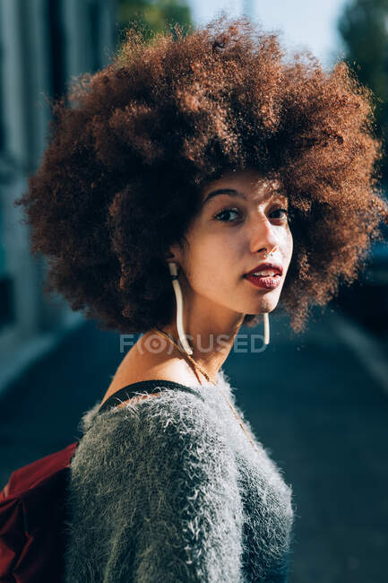 Portrait de jeune femme en plein air — Photo de stock
