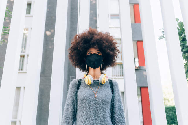 Молодые носят маску на открытом воздухе — стоковое фото
