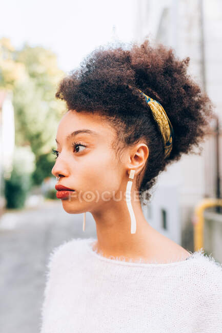 Портрет молодой женщины на улице — стоковое фото