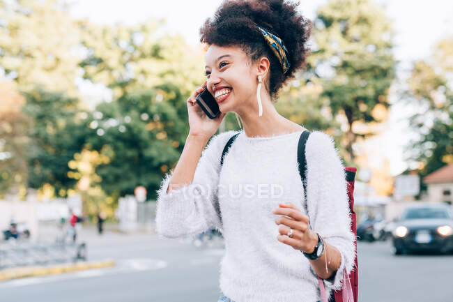Junge Frau telefoniert im Freien — Stockfoto