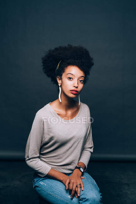 Porträt einer jungen Frau, die in die Kamera blickt — Stockfoto