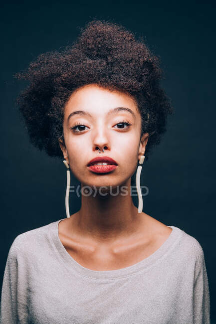 Retrato de una joven mirando a la cámara - foto de stock