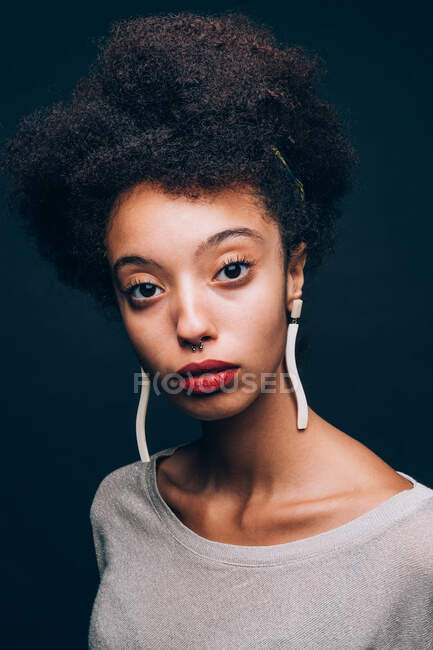 Портрет молодої жінки дивиться на камеру — стокове фото