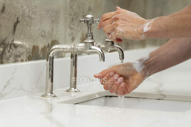 Закрыть глаза на мытье рук — стоковое фото