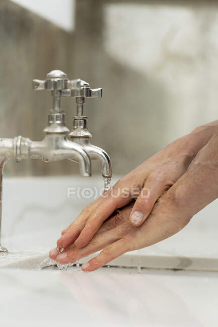 Primer plano de la persona lavándose las manos - foto de stock