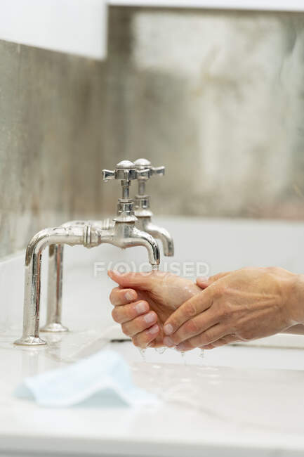 Gros plan de la personne se lavant les mains — Photo de stock