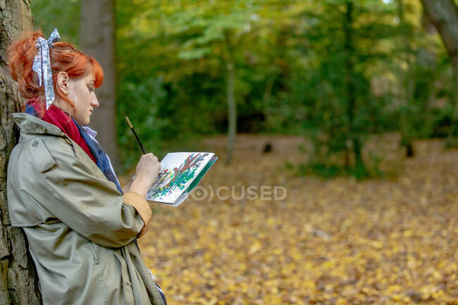 Художній живопис у лісі. — стокове фото