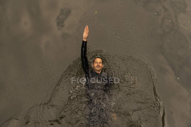 Vista aérea del hombre nadando salvaje en el río - foto de stock