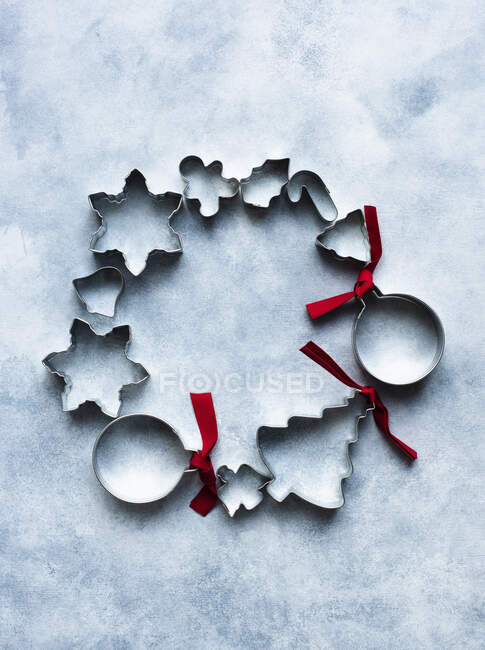 Grinalda de cortadores de biscoitos de metal — Fotografia de Stock