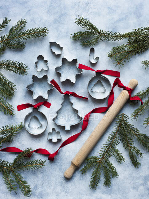 Metal cookie cutters of different shapes with rolling pin — Stock Photo