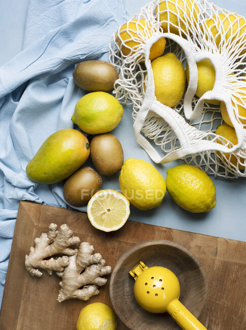 Citron et citrons jaunes dans la cuisine sur fond blanc. vue de dessus. — Photo de stock