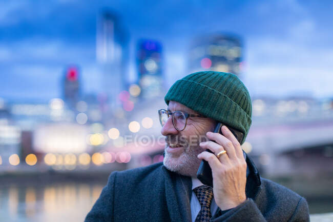 Homme au téléphone dans la ville, Londres, Royaume-Uni — Photo de stock