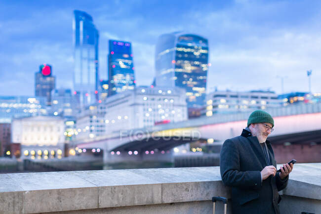 Hombre usando el teléfono cerca de London Bridge, Londres, Reino Unido - foto de stock
