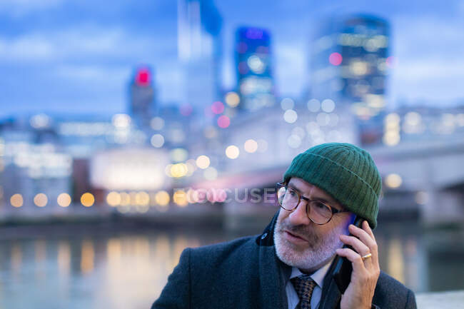 Mann telefoniert in der City, London, Großbritannien — Stockfoto