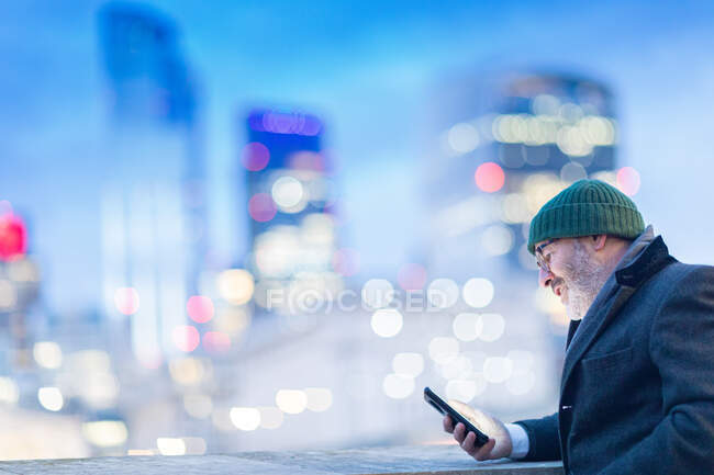 Hombre usando el teléfono en la ciudad, Londres, Reino Unido - foto de stock
