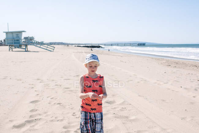 Мальчик на песчаном пляже — стоковое фото