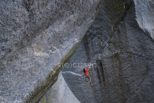 Escalador en Dreamcatcher, la escalada más difícil en Squamish, en la roca Cacodemon, clasificado 9a o 5.14d - foto de stock