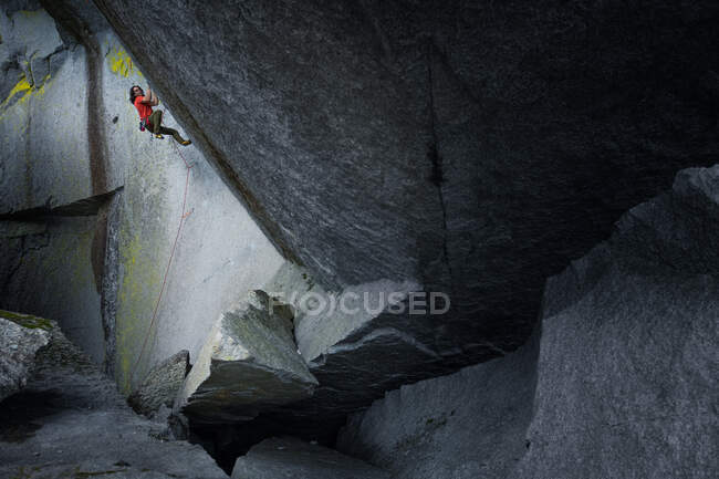 Climber on Dreamcatcher, the hardest climb in Squamish, on the Cacodemon boulder, rated 9a or 5.14d — Stock Photo