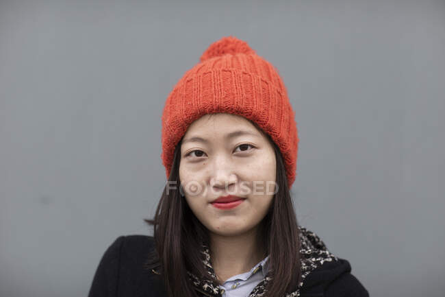 Retrato de uma jovem mulher usando chapéu laranja — Fotografia de Stock