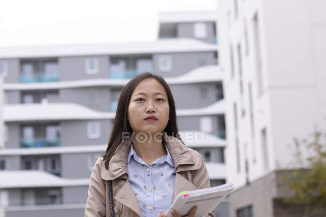 Femme d'affaires à l'extérieur avec de la paperasse — Photo de stock