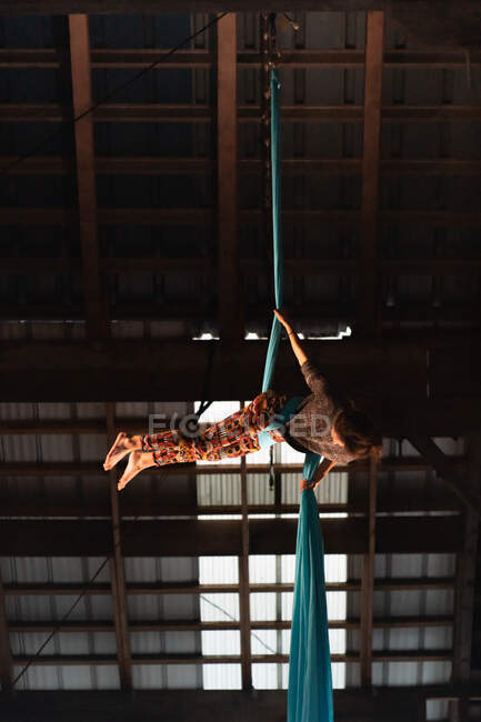 Woman doing aerial silks — Stock Photo