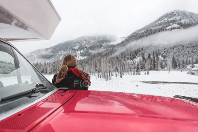 Mujer en caravana en la nieve, Lillooet Lake, Columbia Británica, Ca - foto de stock