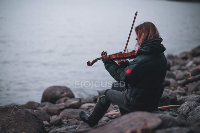 Mulher tocando violino por Lillooet Lake, British Columbia, Canadá — Fotografia de Stock