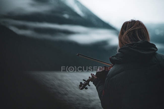 Mulher tocando violino no Lago Lillooet, Colúmbia Britânica, Canadá — Fotografia de Stock