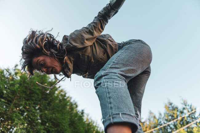 Junge Frau springt auf Trampolin — Stockfoto