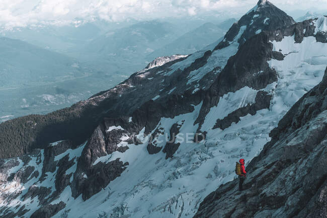 Climber on Tantalus Traverse, a classic alpine traverse — Stock Photo