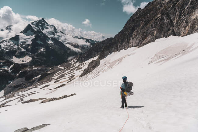Альпинист на Tantalus Traverse, классический альпийский траверс рядом с — стоковое фото