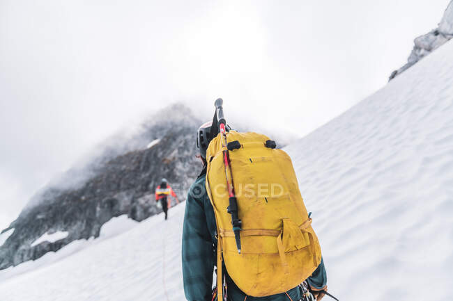 Bergsteiger auf der Tantalus Traverse, einer klassischen alpinen Querung in der Nähe von Squamish, British Columbia, Kanada — Stockfoto