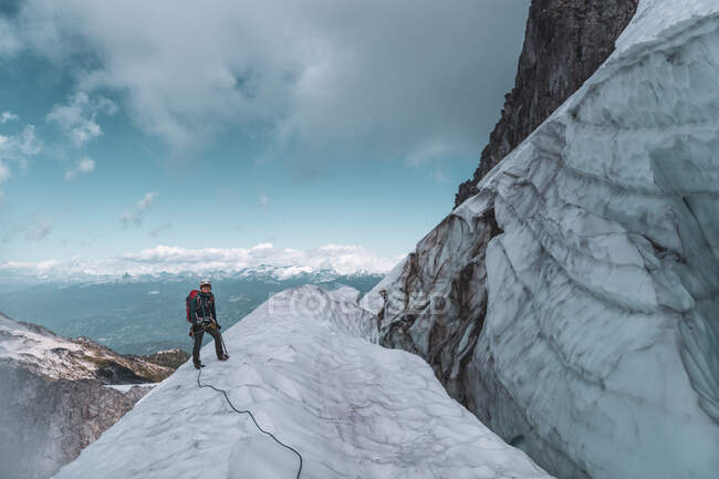 Scalatore su Tantalus Traverse, una classica traversata alpina vicino a — Foto stock