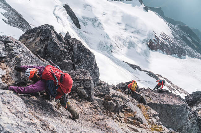 Climbers on Tantalus Traverse, a classic alpine traverse close t — Stock Photo