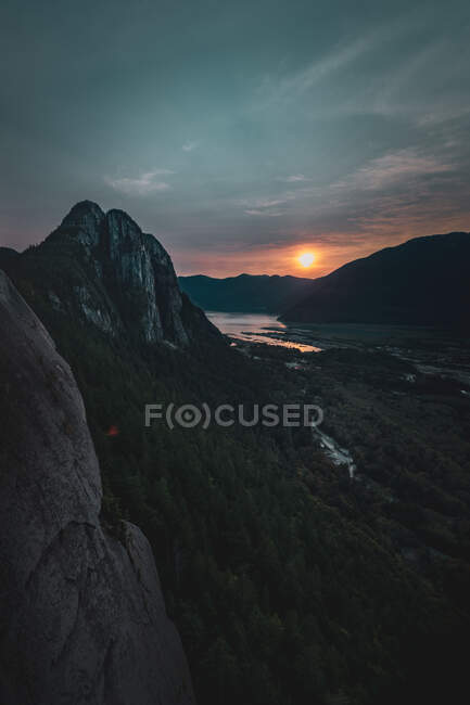 Canadá, Colúmbia Britânica, Squamish, Paisagem montanhosa ao pôr do sol — Fotografia de Stock