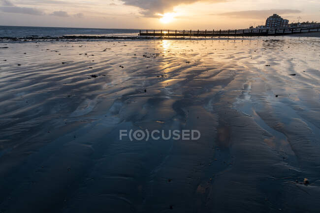 Reino Unido, West Sussex, Aldwick beach at sunset - foto de stock