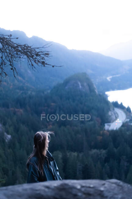 Канада, Британська Колумбія, скваміш, молода жінка, що дивиться на пейзаж. — стокове фото