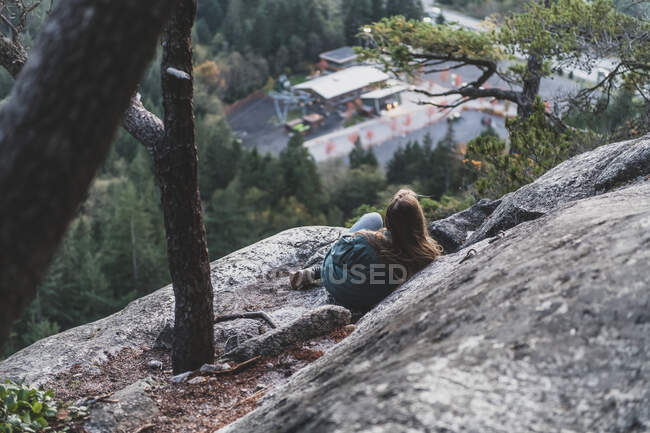 Canadá, Colúmbia Britânica, Squamish, Jovem mulher sentada no rock — Fotografia de Stock