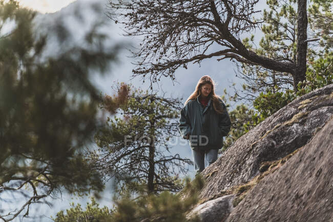Kanada, British Columbia, Squamish, Junge Frau beim Wandern — Stockfoto