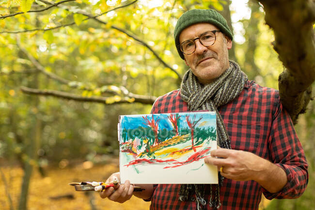 Велика Британія, Лондон, Еппінг Форест, Людина показує свою картину в осінній пейзажі — стокове фото
