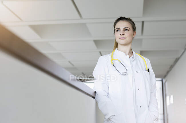 Alemanha, Baviera, Munique, Jovem médica de pé no corredor — Fotografia de Stock