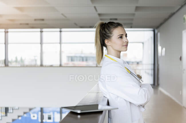 Німеччина, Баварія, Мюнхен, молода жінка - лікар, що стоїть у коридорі. — стокове фото