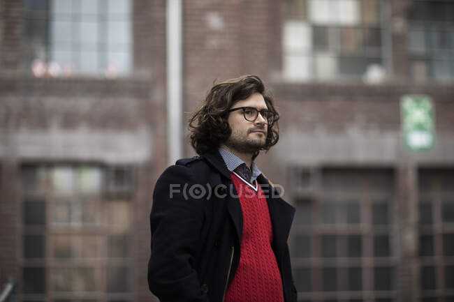 Portrait de jeune homme portant des lunettes — Photo de stock