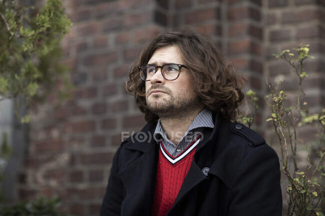 Portrait de jeune homme portant des lunettes — Photo de stock