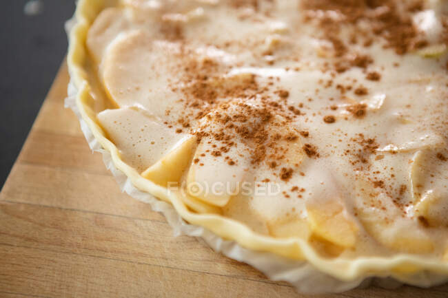 Portugal, Lisboa, Close-up de torta de maçã crua com canela pronta para assar — Fotografia de Stock