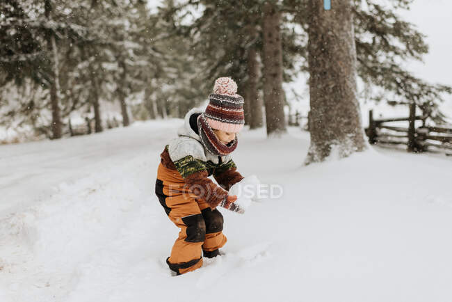 Канада, Онтаріо, дівчинка (2-3) грає з снігом. — стокове фото