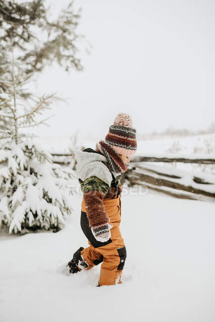 Canada, Ontario, Fille (2-3) marchant dans la neige — Photo de stock